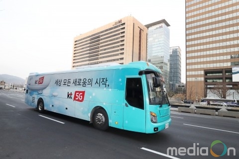 KT, 서울 도심 달리는 세계 최초 5G 체험버스 공개