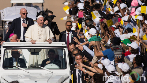 프란치스코 교황 성하, 아라비아 반도서 역사적 첫 미사 집전… 18만명 운집